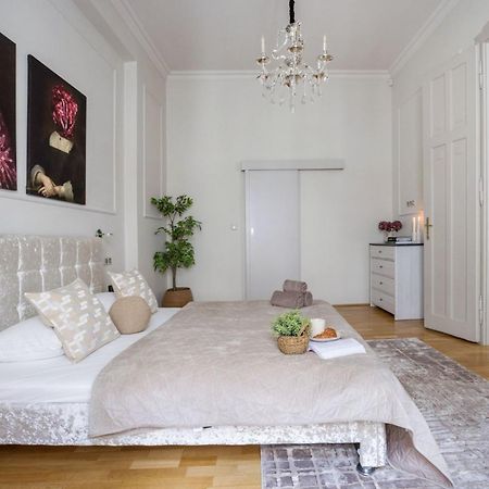 Timeless Elegant Apartment By Opera House 부다페스트 외부 사진